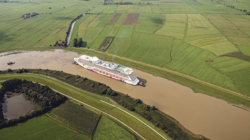 Die »World Dream« aus der Vogelperspektive auf ihrem Weg durch die Ems. Unser Foto zeigt das Schiff in Höhe Stapelmoor. © Foto: Klemmer