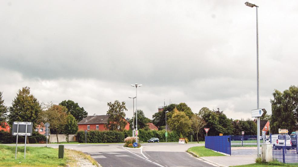 Die Kreuzung zwischen Industriestraße, B 436 und der Ortseinfahrt Norderstraße von der Industriestraße aus gesehen. Die Stadtverwaltung soll jetzt prüfen, welche Chancen das Projekt hat, hier einen Kreisel zu bauen.  © Foto: Hoegen