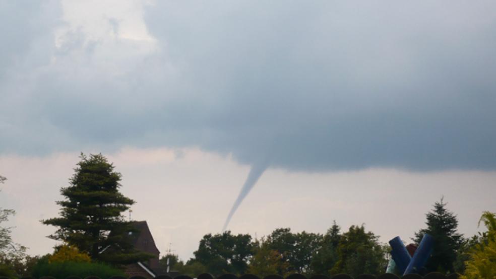 Über den Dächern von Weener konnte Gebhard Telkamp die Windhose fotografieren. © Foto: Telkamp