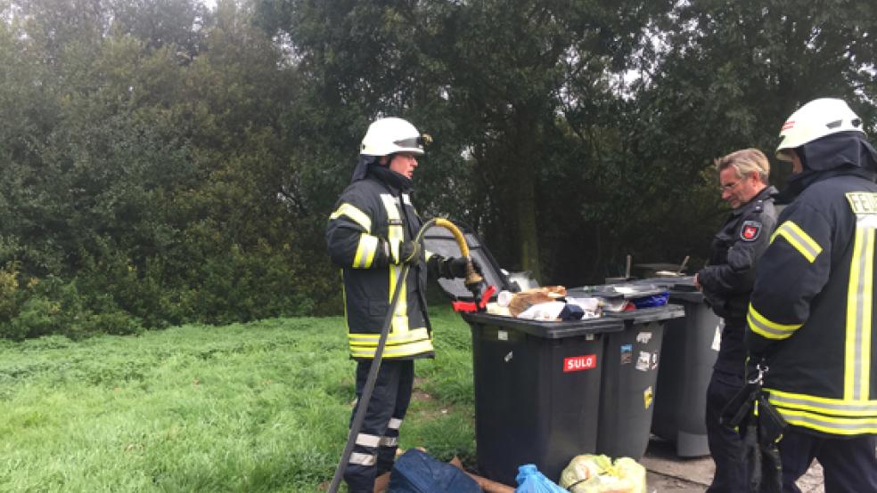Eine überfüllte Mülltonne ist auf dem Autobahn-Rastplatz »Rheiderland« heute Vormittag in Brand geraten. Die Feuerwehr musste den Brand löschen.  © Foto: Kreisfeuerwehr