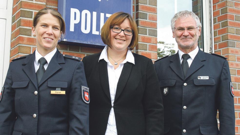 Inspektionsleiter Hans-Jürgen Bremer (rechts) und Pressesprecherin Inken Düpree (links) stellten die neue Sachbearbeiterin für Öffentlichkeitsarbeit der Polizeiinspektion Aurich/Wittmund vor, es ist Antje Heilmann (Mitte). © Foto: Ricken