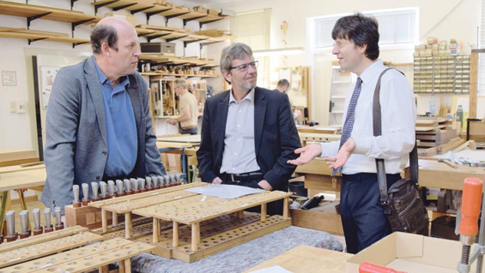 In seiner Orgelwerkstatt in Loga sprach Hendrik Ahrend mit Markus Paschke und Winfried Dahlke (von links) über den Fortschritt der Sanierungsarbeiten. © Foto: SPD