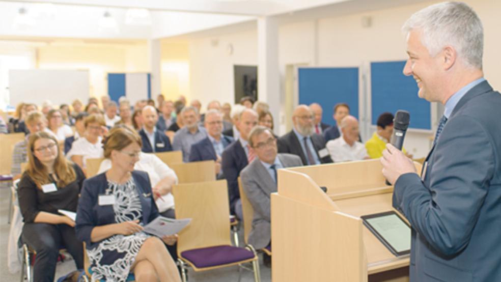 Landrat Matthias Groote eröffnete die Bildungskonferenz. © Foto: Landkreis Leer