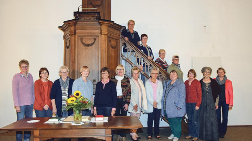 Gestalteten den Gottesdienst zum Frauensonntag mit (von links, vorne): Siegrid Schulte, Frauke Zimmermann, Klasine Tjabben, Beate Braun, Pastorin Gretchen Ihmels-Albe, Hanna Kraft, Anna Ackermann-Daalmeyer, Elke Specht, Erika Appel, Gezina Scholtalbers, Ingrid Groenewold und Thea Weber-Haken; (auf der Treppe): Karla Steinfelder, Cornelia Timmer, Alida Reuß und Annegret Behrends. Es fehlen Ursula Bosma, Gerta Osterhagen und Gerhardine Battermann. © Fotos: Freesemann