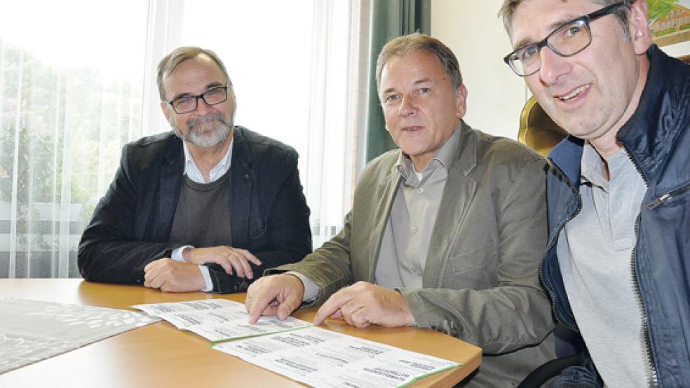 Sind mit dem Verlauf der »Bunder Woche(n)« sehr zufrieden: Theus Graalmann, Gerald Sap und Jörg Siemering (von links). Erstmals wurden die zehn Festtage auf 17 erhöht, um das Programm zu entzerren - mit Erfolg.  © Foto: Boelmann