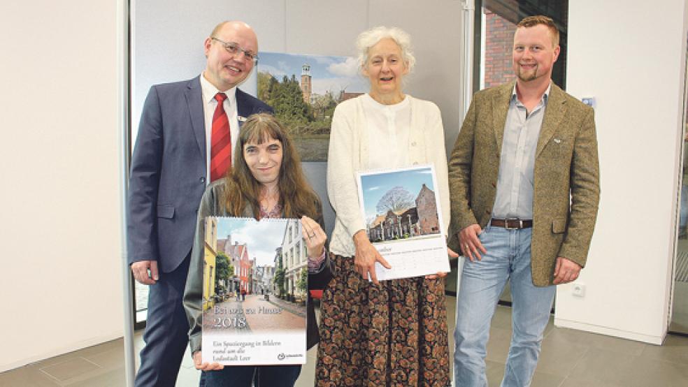 Freuen sich über die Ausstellung und den neuen Lebenshilfe-Kalender: (von links) Jörn Lantzius-Beninga, Leiter der Sparkasse Leer-Wittmund am Leeraner Denkmalsplatz, die ­Kalender-Fotografinnen Kerstin Straatmann und Ruth Fiedler sowie Marten Paul (Lebenshilfe Leer). © Foto: privat