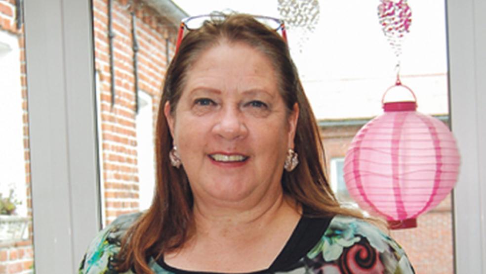 Auf Kurzvisite in Weener: Kathy Kelly. Ende 2018 will die Sängerin ein Mitsing-Konzert in Leer veranstalten. © Foto: Hoegen