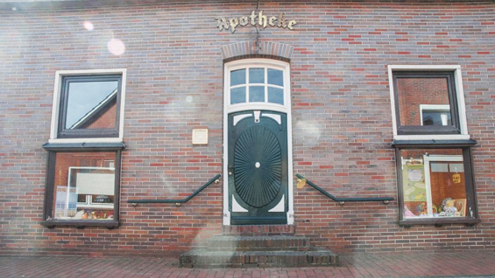 Nach dem Datum an der Eingangstür wurde das Haus an der Oberfletmer Straße in Jemgum im Jahre 1824 erbaut. Es wurde wohl von Beginn an als Apotheke genutzt - bis zum Jahr 2000, als die Löwen-Apotheke in die Hofstraße umzog. © Foto: Szyska