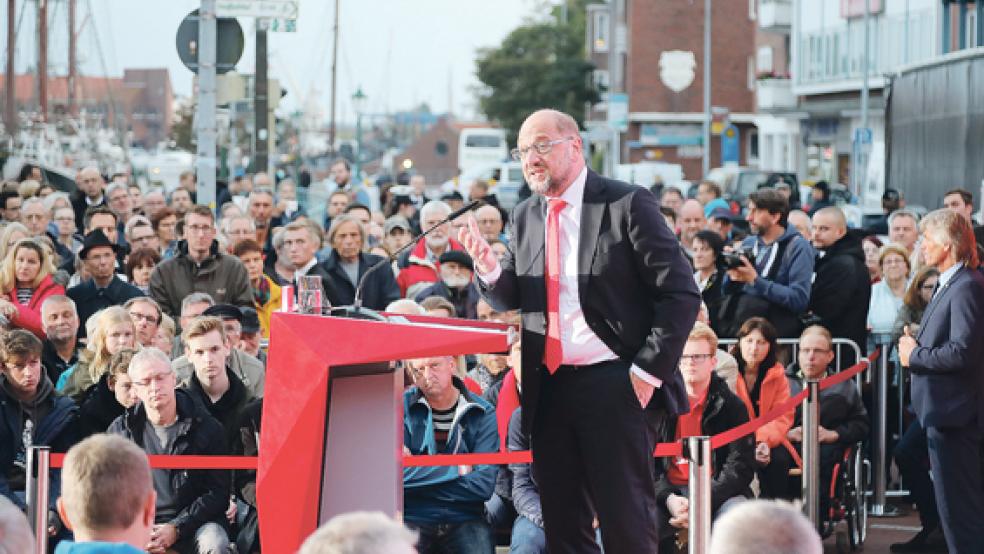 SPD-Kanzlerkandidat Martin Schulz hielt am Mittwoch­abend eine Wahlkampfrede am Delft in Emden. © Foto: Banik