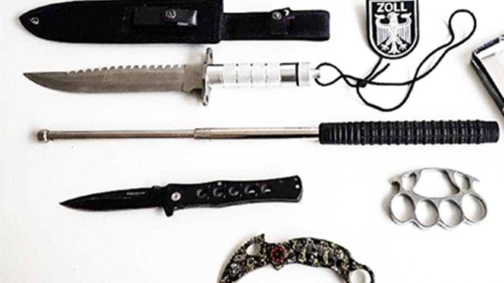 Dieses bunte Waffensortiment fanden die Beamten im Auto des 31-Jährigen. © Foto: Zoll