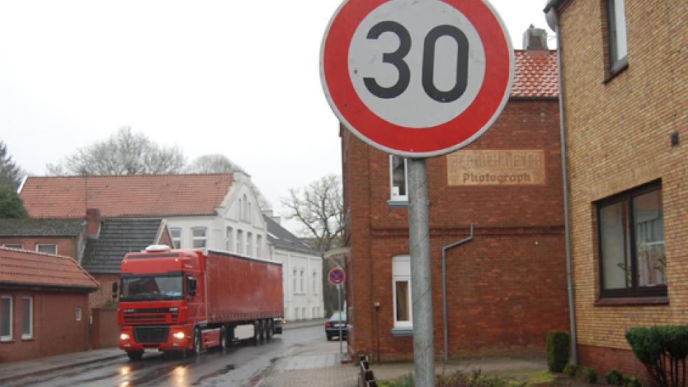 Tempo 30 gab es zeitweise schon 2011 auf der Risiusstraße in Weener, Nach wie vor im Gespräch ist jetzt, dass die Stadt sich 2018 an einem Landes-Pilotprojekt zum Thema »30« auch für die Risiusstraße beteiligt. © Archivfoto: Hoegen