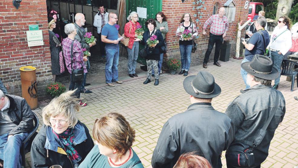 Zur Eröffnung der neuen Ausstellung »Goldener Herbst« im Kunstzentrum in Coldam konnte Vincent van Leeuwen neben den fünf beteiligten Künstlern auch zahlreiche Gäste begrüßen. © Foto: Wolters