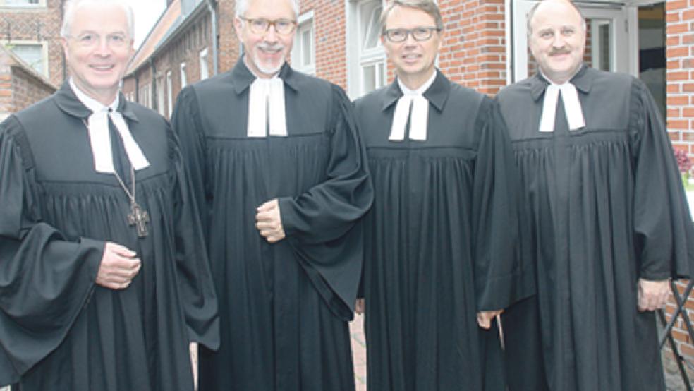 Landessuperintendent Dr. Detlef Klahr (von links) verabschiedete Burghard Klemenz aus seinem Dienst als Superintendent des Evangelisch-lutherischen Kirchenkreises Emden-Leer. In der Vakanzzeit führen die stellvertretenden Superintendenten Pastor Wolfgang Ritter (Emden) und Pastor Sven Grundmann (Holtland) die Amtsgeschäfte weiter. © Foto: Kirchenkreis