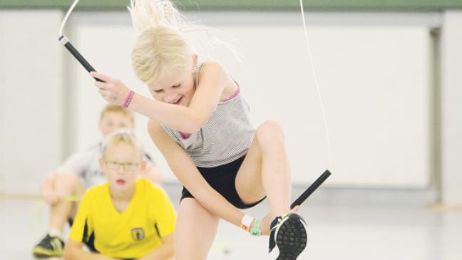 Springend für den Sport begeistert
