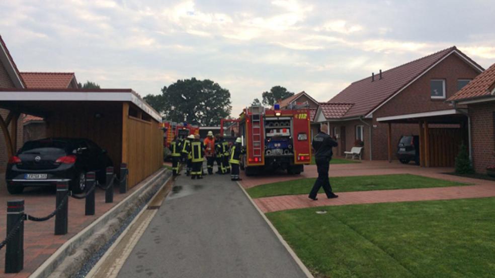 Die Feuerwehren aus Veenhusen und Neermoor rückten in den Lotsenweg aus. © Foto: Feuerwehr