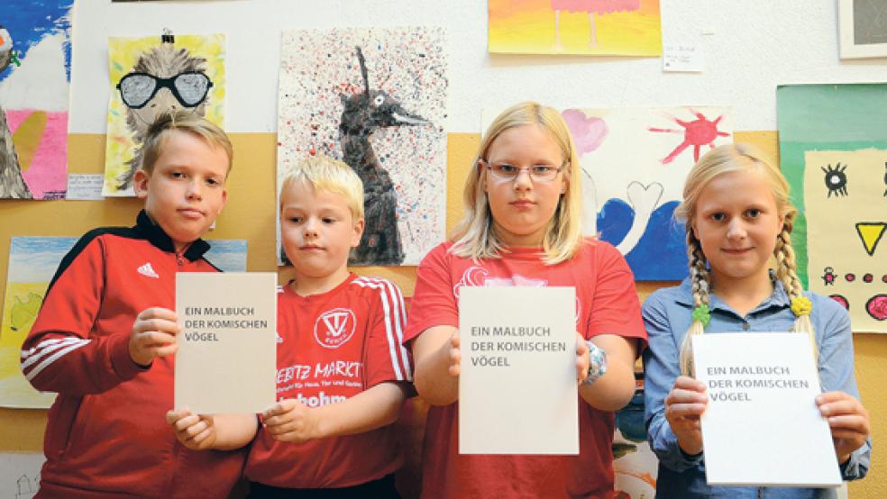 Auch Julian van Vügt, Tammo und Lavinia Leemhuis und Finja Löning (von links) wirkten an dem Malbuch und den Kunstwerken im Bunder Jugendzentrum mit. © Fotos: Muising