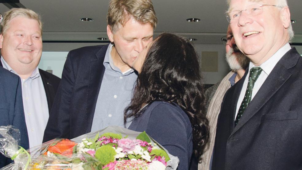 Blumen und Küsschen für die Siegerin: Gitta Connemann wird von ihrem Ehemann Gerd Dählmann geherzt. Die CDU-Frau konnte sich den Wahlkreis sichern, musste aber auch Federn lassen. © Fotos: Hanken