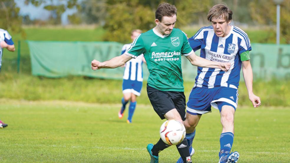 Vergeblicher Kampf: Bingums Kai Wilken (l.) kommt einen Schritt zu spät. © Foto: Bruins