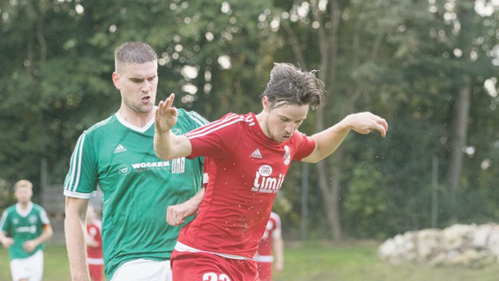 Nicht nur als Bewacher von Rasmus Remy machte Stapelmoors Tammo Schmidt (l.) ein gutes Spiel. Nach seiner Einwechslung traf er zum zwischenzeitlichen 2:0. © Foto: Bruins