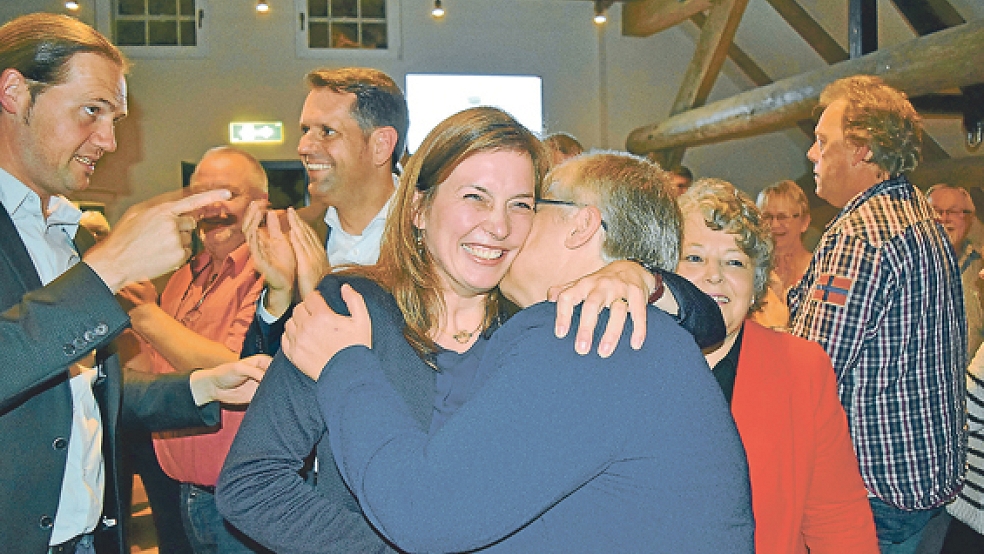Große Freude bei Siemtje Möller: Sie nimmt die Glückwünsche der Wittmunder SPD-Kreisvorsitzenden Roswita Mandel entgegen..  © Fotos: Miranda