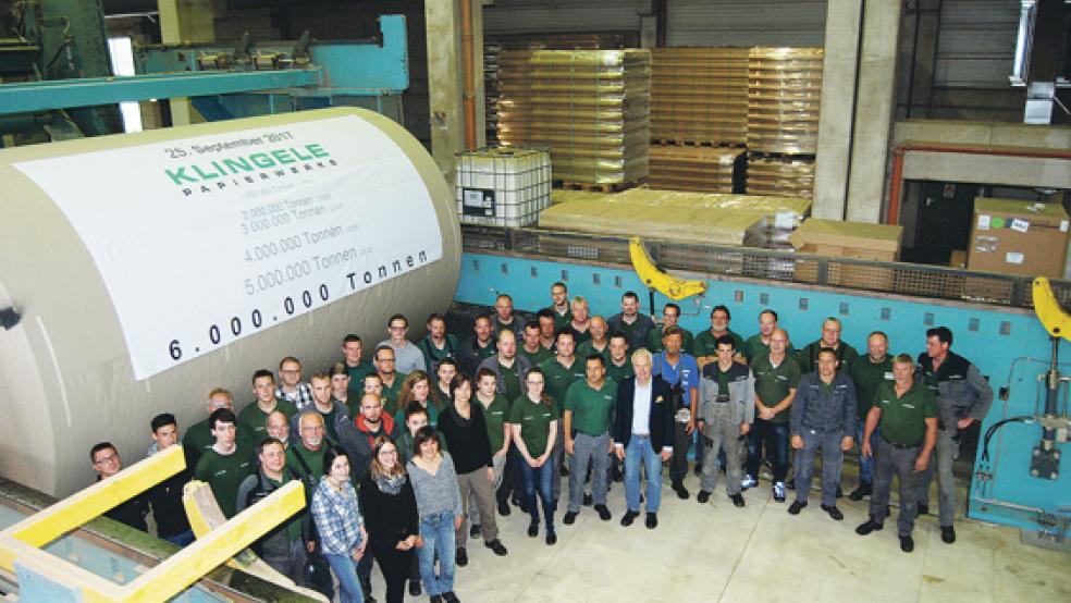 Das Team von Klingele präsentierte sich gestern stolz an der übrigens rund 30 Tonnen schweren »Jubiläumsrolle«.  © Foto: Hoegen