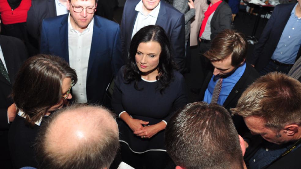 Gefragte Gesprächspartnerin: Die CDU-Bundestagsabgeordnete Gitta Connemann am Wahlabend im Kreishaus. © Foto: Wolters