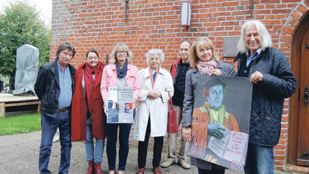 Martin Luther - hier als Lithografie des Künstlers Jürgen Kuhl - spielt während der Ditzumer Kunsttage kurz vor dem Reformationstag auch eine Rolle in Ditzum. Carola Bruhns und Georg Kroeger präsentieren den Druck. Dahinter von links Rudi Wilk, Karin Bohr, Sabine Groothuis, Anni Teichgräber und Kristian Scholz vom Organisationsteam. © Foto: Hoegen