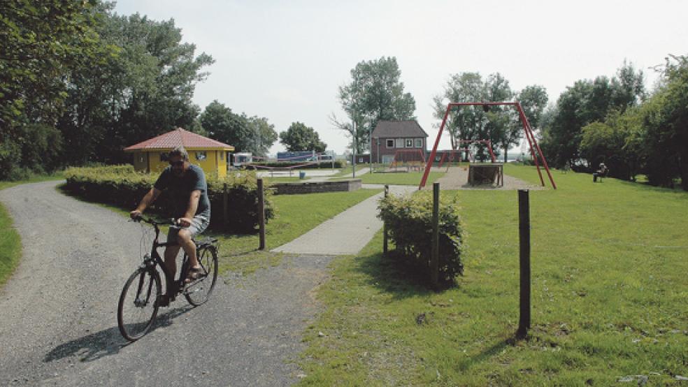 Am Jemgumer Hafen soll ein neuer Stellplatz für Wohnmobilisten entstehen. Die Kosten werden auf 1,5 Millionen Euro beziffert. Eine Entscheidung muss von den Ratsmitgliedern im nächsten Monat getroffen werden.  © Foto: RZ-Archiv