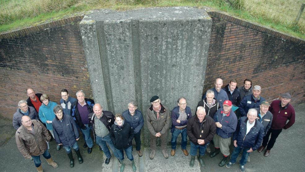 Start beim Diekgatt in Soltborg: Oberdeichrichter Meint Hensmann (Bildmitte) konnte gestern Vertreter von verschiedenen Behörden und Verbänden zur Herbstdeichschau begrüßen. © Foto: Szyska