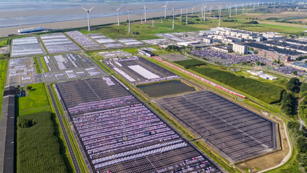 Platz wie Sand am Meer: Die VW-Stellflächen in Emden bieten Platz für insgesamt rund 70.000 Autos. © Foto: VW