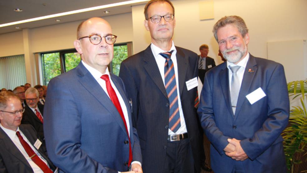 Wachwechsel beim Finanzamt Leer: (von links) der neue Vorsteher Jochen Bekker, sein Vorgänger Eckehard Lamberts und Finanzpräsident Dieter Meyer. © Foto: Hoegen