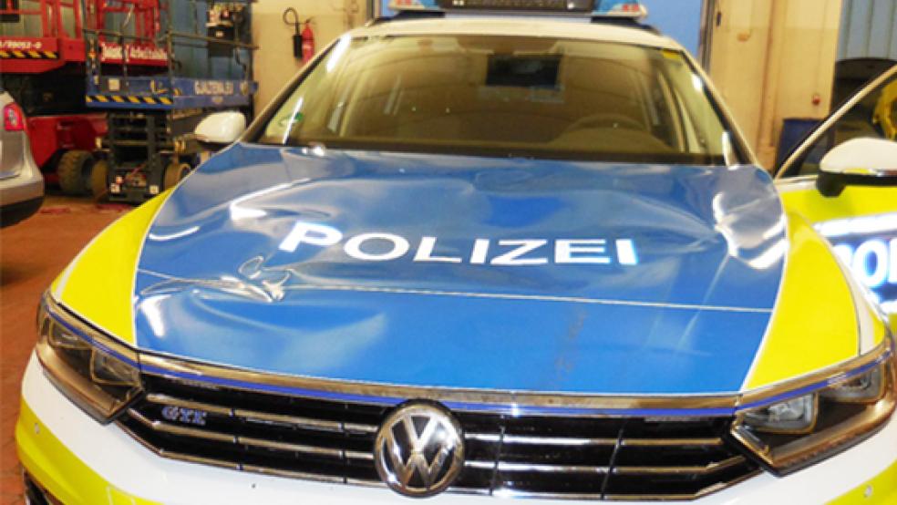 Demoliert: Ein Jungbulle prallte gegen das Polizeiauto und beschädigte es.i © Foto: Polizei