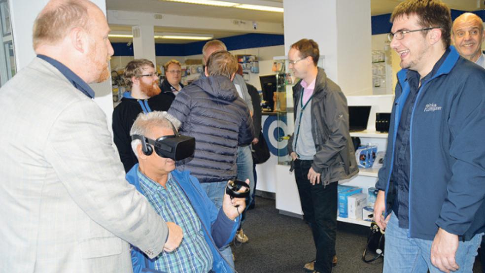 Wie »Virtual-Reality-Brillen« in der Berufswelt eingesetzt werden können, erläuterte Christian Hainke (rechts) rund 30 Unternehmern aus dem Landkreis Leer. © Foto: Himstedt