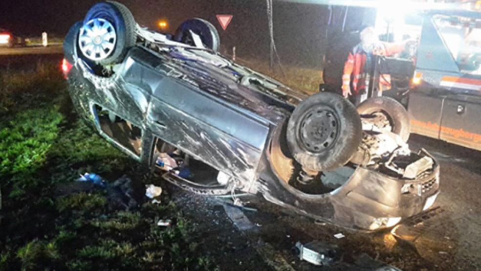 Mehrfach mit seinem Wagen hat sich am Donnerstag in den frühen Morgenstunden ein Mann aus Albanien auf der Autobahn 31 in Höhe des Dreiecks Leer überschlagen. © Foto: Polizei