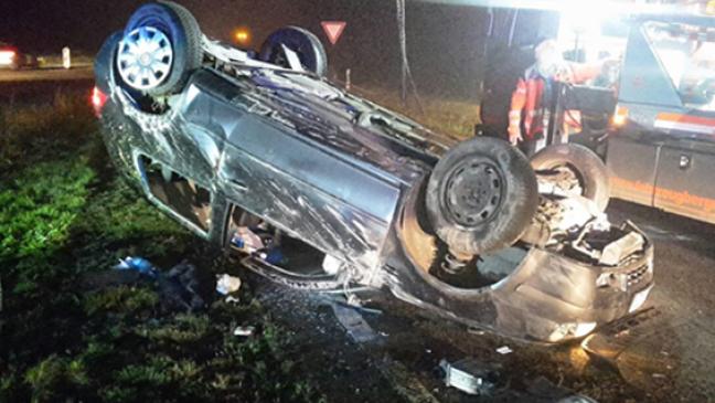 Auto überschlägt sich auf Autobahn