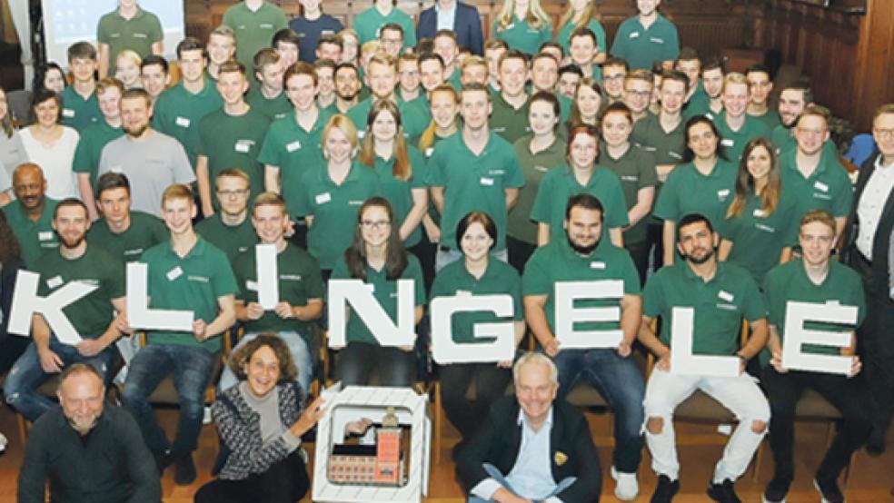 Die Auszubildenden der deutschen Klingele-Standorte trafen sich jetzt im Festsaal des historischen Rathauses in Leer. Vorne Bürgermeisterin Beatrix Kuhl mit einem Pappmodell dieses Rathauses. Rechts neben ihr Thilo-Hubertus Kuhl, Werksleiter der Klingele Papierfabrik in Weener. © Foto: Wolters