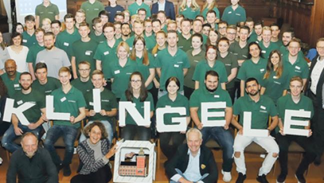 Als Gastgeschenk gab es Rathaus aus Pappe