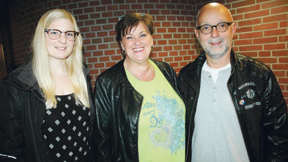 Stellten im Sozialausschuss der Gemeinde Jemgum den gemeinnützigen Verein »Villa 4 Kids Life« vor: Sina Saathoff, die sich um die Verwaltungsarbeiten kümmert, Initiatorin Herta Everwien und der Vorsitzende Martin Refle (von links). © Foto: Szyska