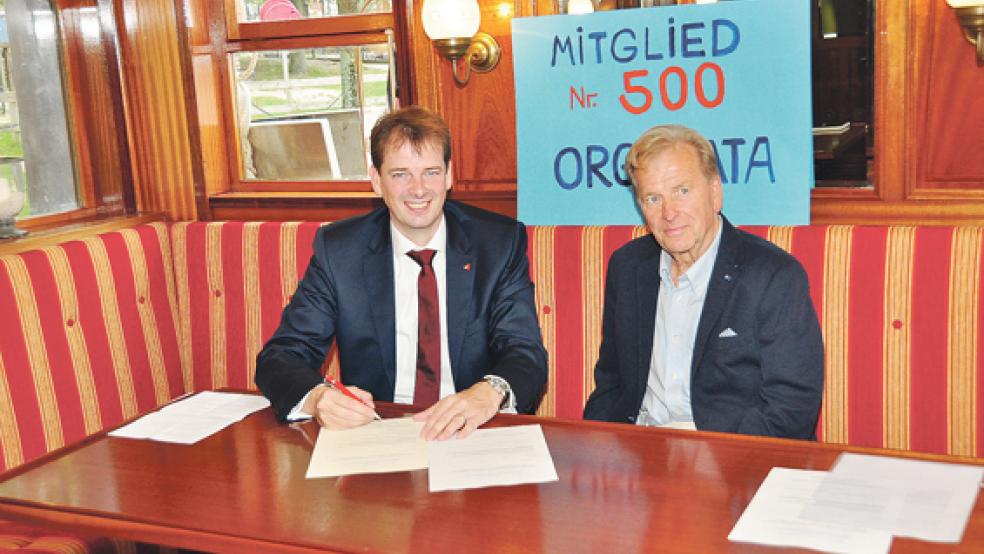 Willkommen an Bord: Orgadata-Vorstandschef Bernd Hillbrand unterschreibt die Mitgliedsurkunde für die »Prinz Heinrich«. Rechts: Dr. Wolfgang Hofer, Vorsitzender des Traditionsschiffs-Vereins. © Foto: Wolters