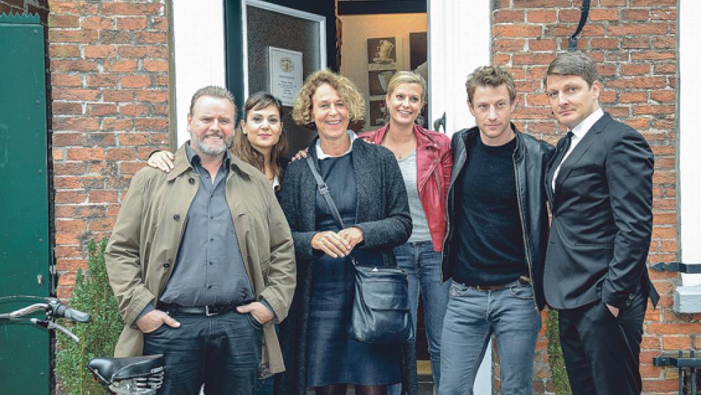 Für die Krimi-Reihe »Friesland« werden in dieser Woche Szenen in der Leeraner Altstadt gedreht. In der nächsten Woche steuert die Filmcrew das Rheiderland für mehrere Tage an. Gestern trafen sich die Schauspieler mit Bürgermeisterin Beatrix Kuhl (Dritte von links).  © Foto: privat