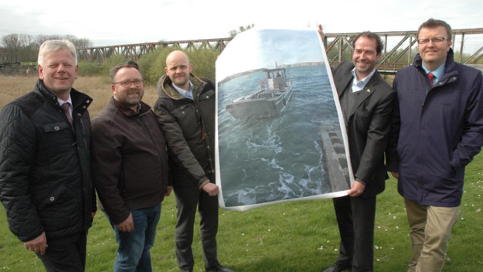 Anfang April auf dem Emsdeich in Hilkenborg: Vertreter der Meyer Werft und der Firma Schulte & Bruns kündigen zusammen mit den Bürgermeistern von Weener und Westoverledingen die Emsfähre an. © Foto: Szyska