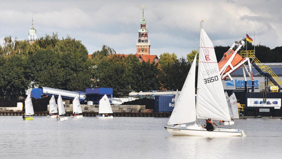 Im Leeraner Hafen fand jetzt die 46. Gallimarktsregatta statt. Vor allem Optimisten waren am Start. Insgesamt zählte der Seglerverein Leer als Ausrichter 28 Boote. © Foto: Wolters