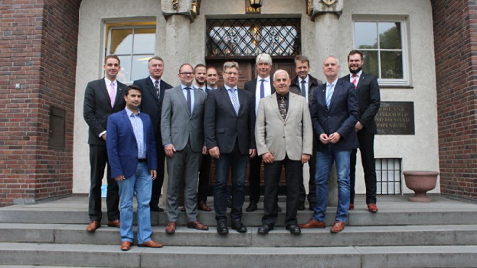 Der Staatssekretär des Niedersächsischen Wirtschaftsministeriums, Dr. Frank Nägele (Fünfter von rechts), erörterte bei der IHK in Emden mit regionalen Vertretern von Unternehmen und Gebietskörperschaften, der Straßenbaubehörde und der IHK die Dauerbaustelle an der A 31 zwischen Riepe und Neermoor. Das Bild zeigt von links: Hartmut Prüß (Wirtschaftsministerium), Yasin Kilic (Straßenbaubehörde), Arno Ulrichs (IHK), Hendrik Peterburs (Enercon), Thijs Schless (Enercon), Frank Buchholz (Straßenbaubehörde), Andreas Docter (Stadt Emden), Dr. Frank Nägele, Harald Krebs (Landkreis Leer), Dr. Torsten Slink (IHK-Hauptgeschäftsführer), Dr. Frank Puchert (Landkreis Aurich) und Alexander Malchus (IHK).. © Foto: IHK