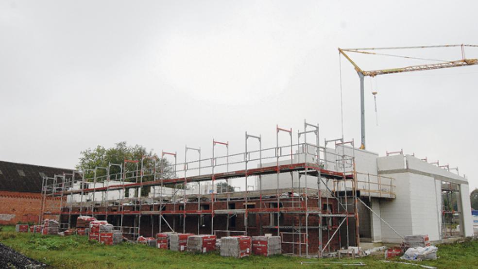 Die Arbeit auf der Baustelle des Feuerwehrhauses an der Bundesstraße 436 in Weener ruhte offenbar auch gestern. Ende der ersten Oktoberwoche will die Stadt jetzt ihre ergänzenden Unterlagen zum Bauantrag beim Landkreis einreichen. © Foto: Hoegen