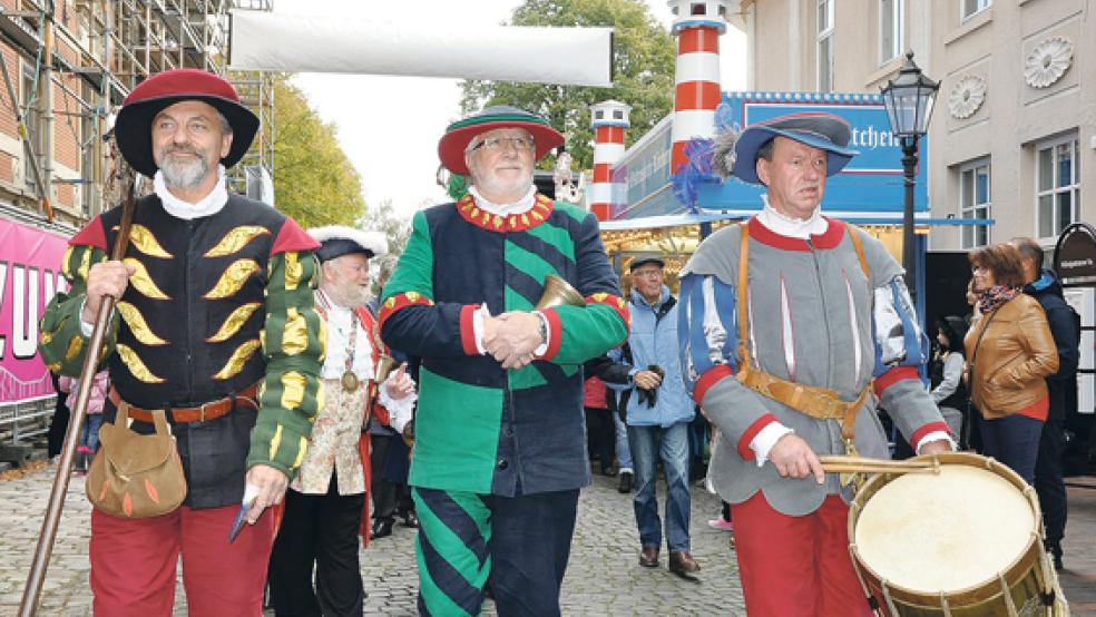 Trommler Franz Krämer (rechts) wird dieses Jahr nicht als Herold durch die Stadt ziehen. Ersatz wurde für ihn bereits gefunden.  © Archivfoto: Boelmann