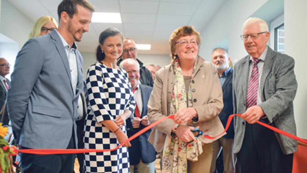 Gerda Wille (zweite von rechts) durchschnitt das rote Band zum Anbau. Dabei bekam die stellvertretende Landrätin Unterstützung von Heimleiter Marc Hilbrands (von links), Gitta Connemann und dem Vereinsvorsitzenden Jan-Dieter van Hoorn.  © Foto: Himstedt