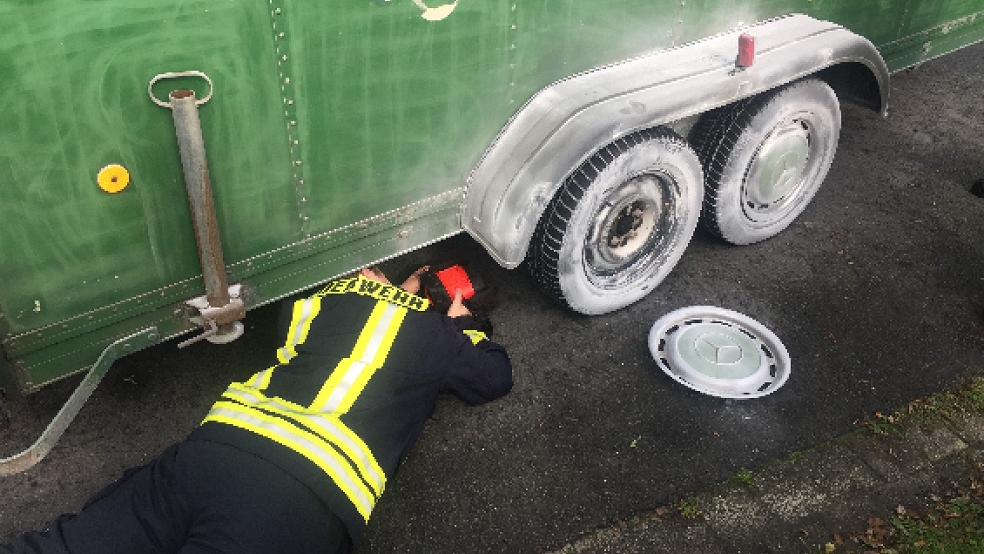 Technischer Sachverstand war bei der Feuerwehr gefragt bei der Untersuchung der Anhänger-Bremse. Es brannte jedenfalls nicht. © Feuerwehr