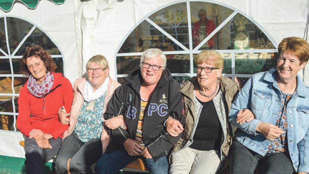 Einen Platz an der Sonne hatten sich diese fünf Damen gesichert. Dort wurde dann den ganzen Nachmittag mitgesungen und geschunkelt. © Foto: Himstedt