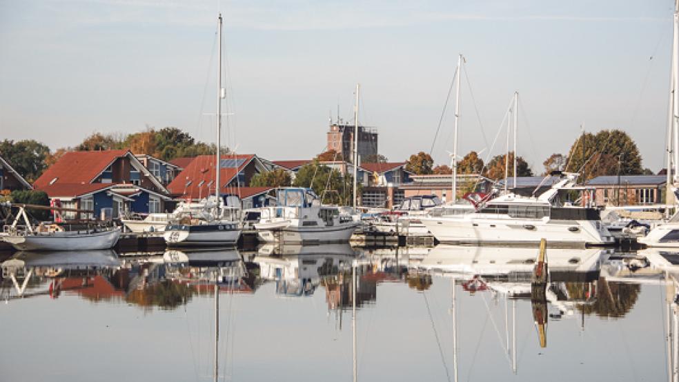 Der Sportboothafen in Weener bietet auch im Herbst reizvolle Perspektiven. Die Stadt Weener versucht auf vielfache Weise, den Schlick der Ems aus ihrem Hafenbecken heraus zu halten, damit Sportboote den Hafen anlaufen können. © Foto: Archiv