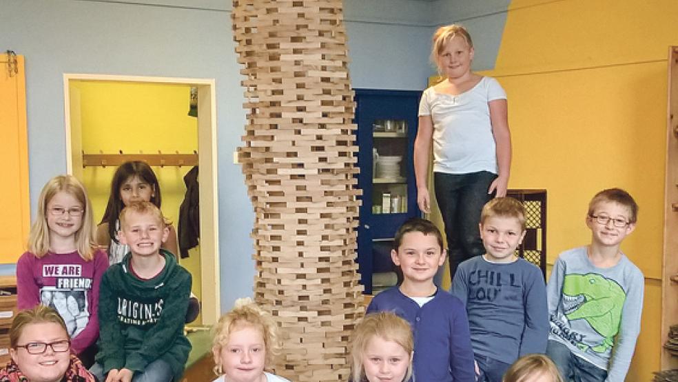 Die jungen Möhlenwarfer Baumeister sind stolz auf ihr Werk aus Holzklötzen. © Foto: privat
